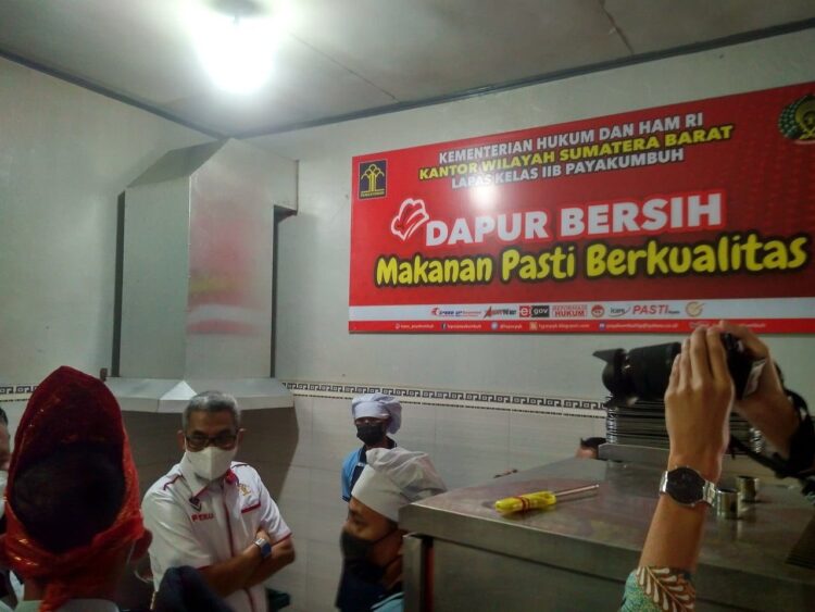 Irjen Kemenkumham RI, Pemindahan Lapas Payakumbuh bakal Dikaji 1 KUNJUNGAN— Irjen Kemenkumham RI puji kebersihan dapur Lapas Kelas II B Payakumbuh saat kunjungan kerjanya.