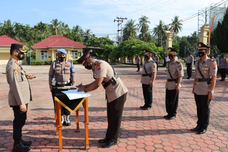 Jabatan Kabag SDM dan Kasat Reskrim Polres Padangpariaman Diganti 1 SERAH TERIMA JABATAN— Kapolres saksikan penandatangan serah terima jabatan.