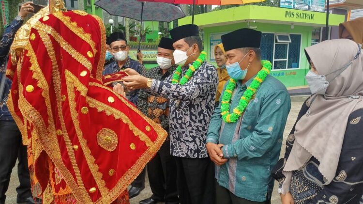 ”Jadi Guru Kemenag Tanah Datar itu Pilihan Tepat” 1 SUGUHI—Kakanwil Kemenag Provinsi Sumbar H Helmi suguhi siriah dalam carano.