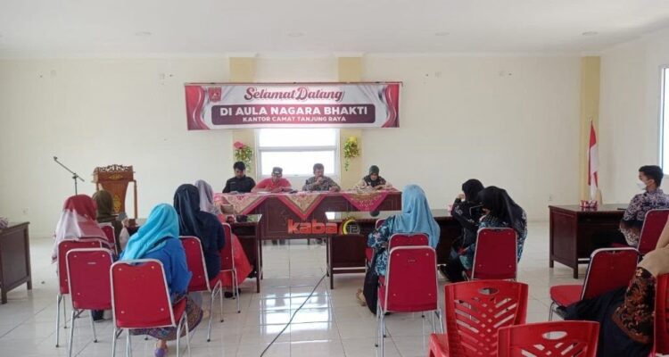 Panitia acara Pagelaran Seni Budaya Salingka Danau Maninjau menggelar rapat perdana dengan para walinagari se- Kecamatan Tanjung Raya, Kabupaten Agam, Kamis (13/1).