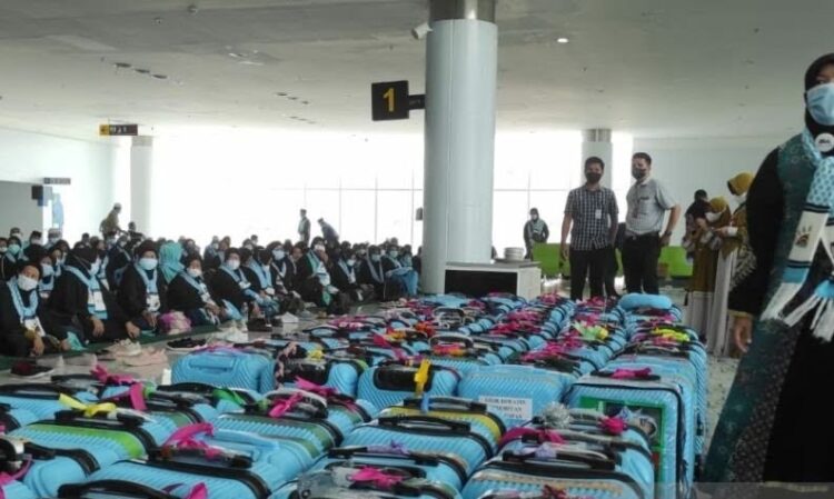 Jemaah umrah Kalimantan Timur sesaat sebelum keberangkatan di Bandara Sepinggan