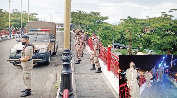 Jembatan Siti Nurbaya Dijaga Satpol PP 1 DISIAGAKAN— Petugas Satpol PP disiagakan di kawasan jembatan Siti Nurbaya sebagai upaya mencegah agar PKL tidak kembali lagi berjualan setelah mereka dipindahkan.