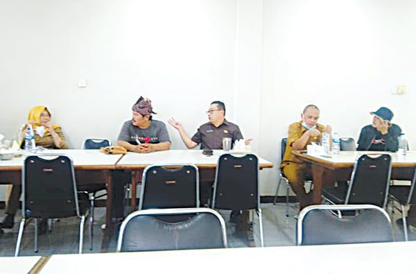 BERTEMU—Juru Bicara Gubernur Sumbar, Jasman Rizal saat bertemu awak media, Selasa (11/1) di Padang.