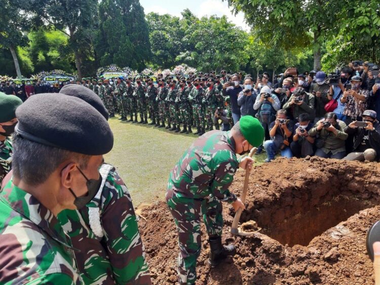Reaksi Jenderal Andika Tegas Sekali, Kebrutalan KKB Tewaskan Prajurit TNI 1 TURUT—KSAD Jenderal Dudung Abdurachman secara simbolis turut menguburkan jenazah Sertu Anumerta Rizal Maulana di Taman Makam Pahlawan TMP Cikutra, Kota Bandung, Sabtu (29/1).