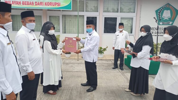 Peringati HKN, Ka Kakamenag Tanah Datar sebagai Inspektur Upacara Bendera 1 Peringatii Hari Kesadaran Nasional (HKN) Kemenag gelar uoacara, Senin (17/1), dihalaman kantor tersebut.Ka Kankemenag Tanah Datar H. Syahrul langsung bertindak sebagai Inspektur Upacara Bendera.
