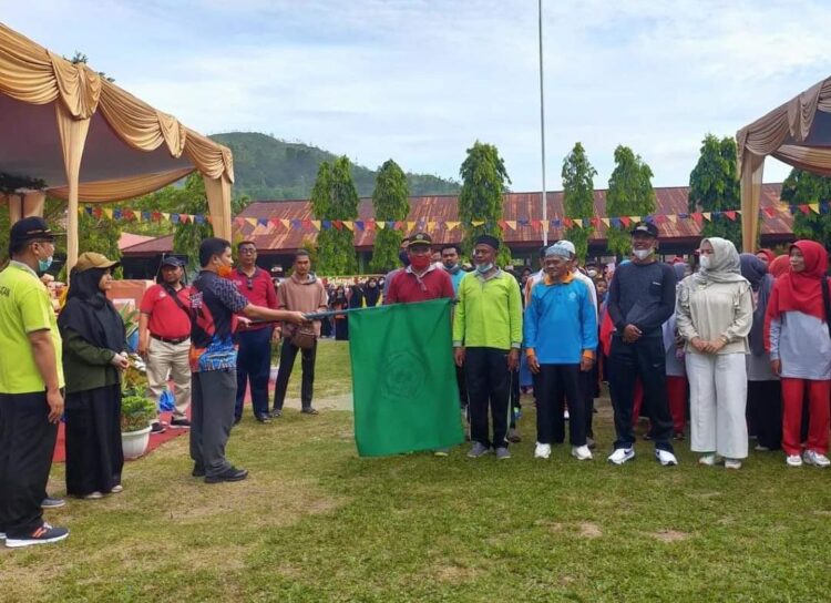 Milad ke-44 MAN 2 Pessel Sukses, Dimeriahkan dengan Gerak Jalan Santai 1 JALAN SANTAI— Ketua Iluni MAN 2 Pessel Hamdanus melepas peserta gerak jalan santai dengan mengangkat bendera star dalam memeriahkan Milad ke 44 MAN 2 Pessel di Sago.