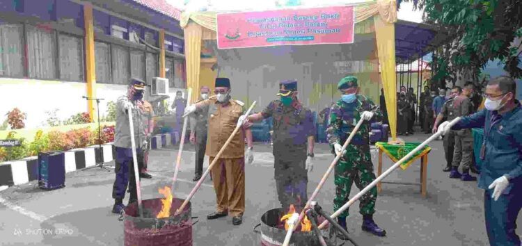 PEMUSNAHAN BB— Bupati Pasaman Benny Utama memusnahkan barang bukti narkotika berupa sabu dan daun ganja kering hasil tangkapan.