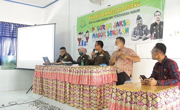 PENYULUHAN HUKUM — Kasi Intelijen Kejaksaan Negeri Padang Roni Saputra, bersama 
jajarannya memberikan penyuluhan hukum 
di SMP Negeri 28 Padang, Kamis (27/1).