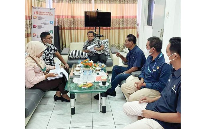 KOORDINASI— Kasi Intel Kejari Padang Roni Saputra berkoordinasi dengan PT Pupuk Indonesia, PT Sriwidjaja Palembang (Pusri) dan PT Pupuk Gresik, untuk pencegahan mafia pupuk subsidi di wilayah hukum Kejari Padang.