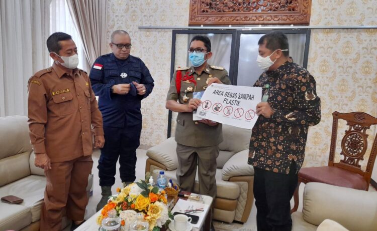 BANTUAN ALAT SAMPAH—  Direktur Penanganan Sampah Kemen LHK Dr Novrizal Tahar saat beraudiensi dengan Wali Kota Padang Hendri Septa, di Palanta Kediaman Walikota Jalan Ahmad Yani, Selasa (18/1).