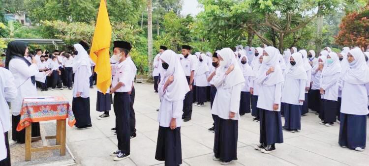 HARAPKAN— Kepala MTsN 3 Agam Desmawita berharap, agar OSIM  mampu membawa madrasah itu jadi lembaga pendidikan bermartabat.
