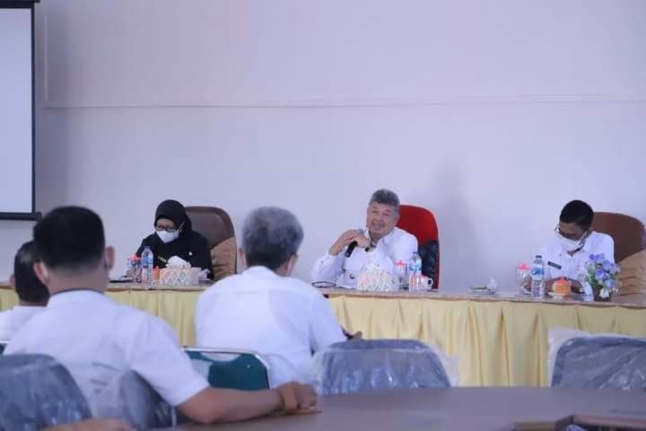 DATANGI DINKES— Wali Kota Solok Zul Elfian Umar saat mendatangi kantor Dinas Kesehatan.