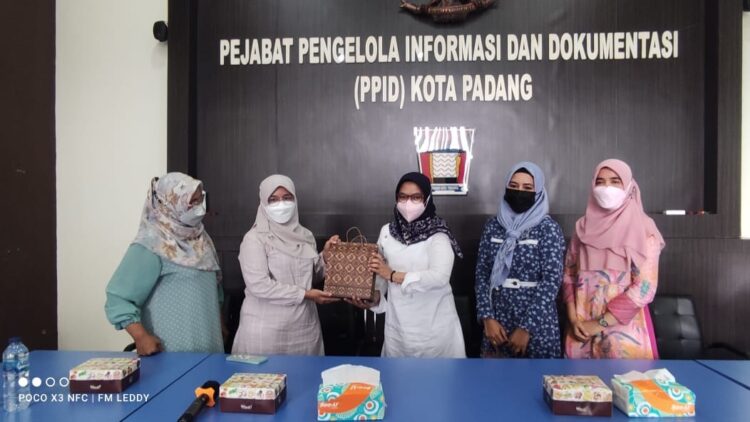 SILATURAHMI— Ketua DWP Unit Diskominfo Padang Yosi Suryani saat melakukan silaturahmi denganseluruh anggota DWP, di penghung tahun 2021 lalu.