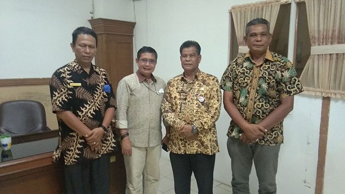 FOTO BERSAMA— Ketua IPSI Padang Zulhardi Z Latif foto bersama dengan pejabat Disdikbud Padang.