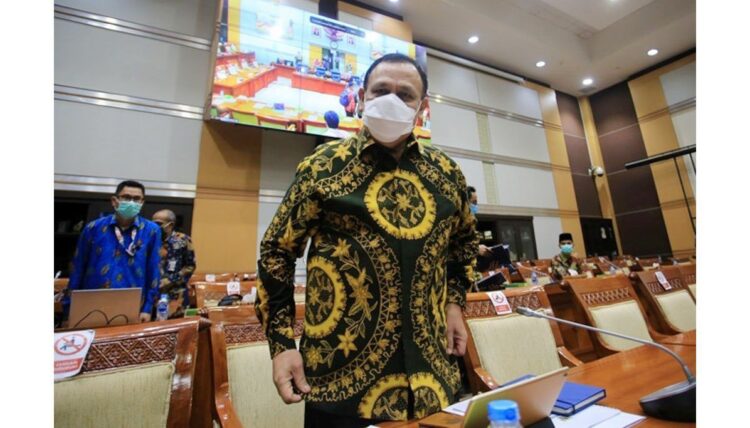 IKUTI RAPAT— Ketua Komisi Pemberantasan Korupsi (KPK) Firli Bahuri bersiap mengikuti rapat dengar pendapat dengan Komisi III DPR di Kompleks Parlemen, Senayan, Jakarta.