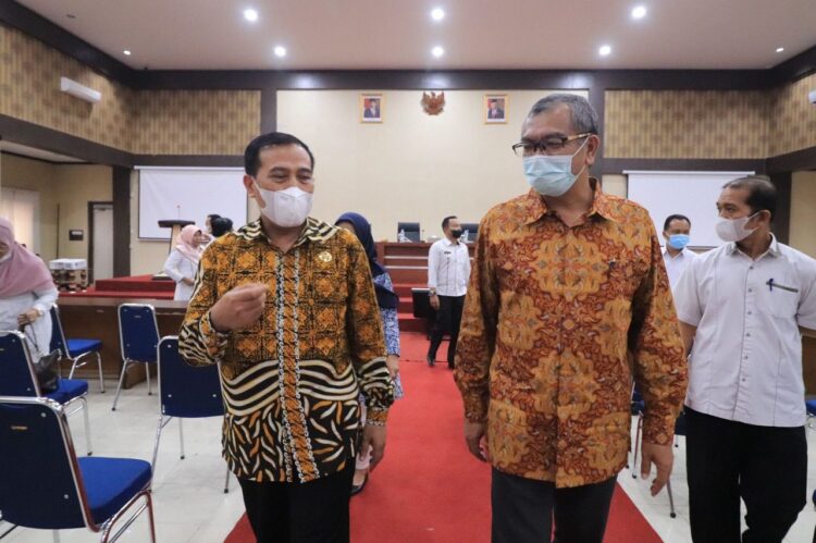 KUNJUNGAN— Wali Kota Payakumbuh H Riza Falepi saat menyambut kunjungan Ketua Ombudsman RI di Payakumbuh.