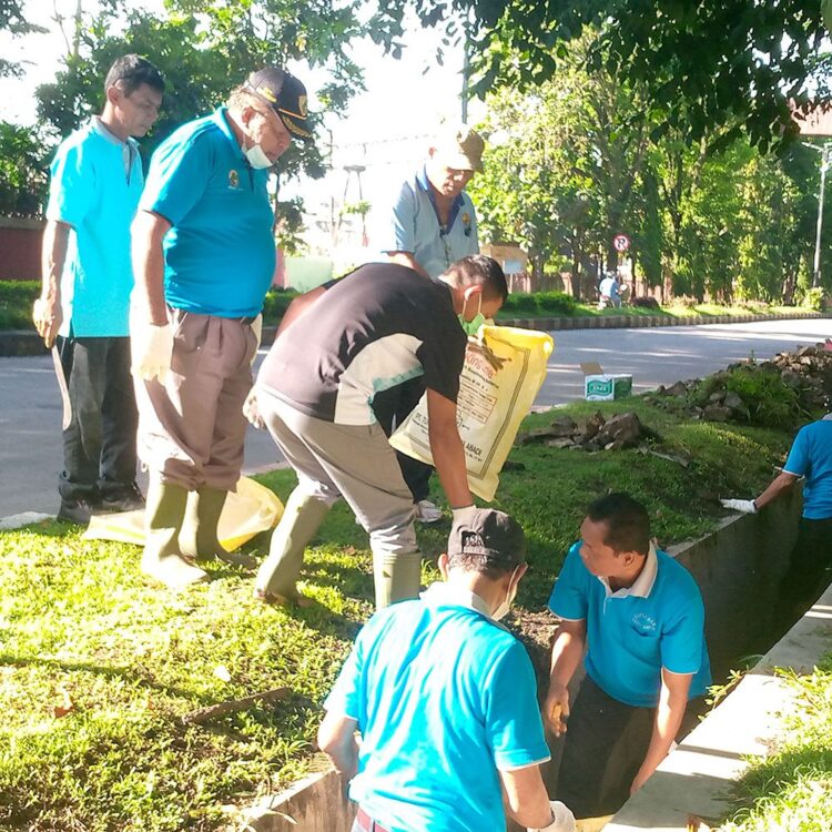 Belasan Tahun Riol tak Dikeruk, 50 Ton Lumpur Berhasil Diangkat 1 KERUK SELOKAN— Ketua Koperbam Chandra, Sekretaris Koperbam Nursal Uce M, SH dan KSOP Telukbayur Wigyo saat bergotong royong menggali lumpur selokan, di Jalan Tanjung Periuk Telukbayur, Jumat (21/1).