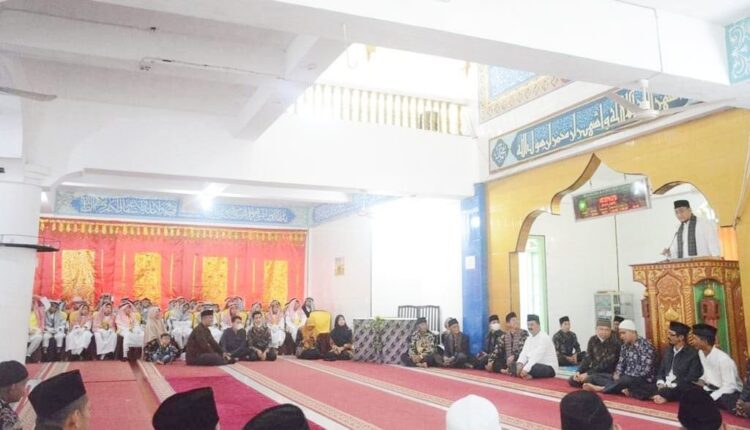 SAMBUTAN—Wabup Richi saat sampaikan sambutan  ketika perayaan khatam al quran.