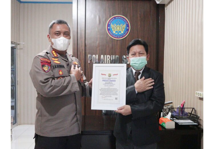 Kombes Pol Sahat M Hasibuan Terima Penghargaan Presisi Award 1 TERIMA PENGHARGAAN-Dirpolairud Polda Sumbar, Kombes Pol Sahat M Hasibuan, menerima penghargaan Presisi Award dari Direktur Lemkapi, Edi Saputra.