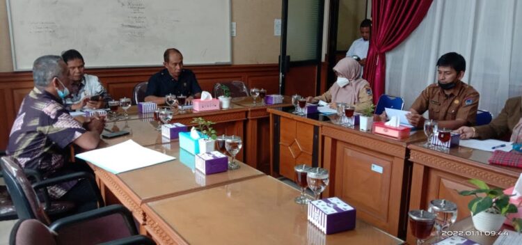 RAPAT—Komisi A DPRD Kota Payakumbuh, rapat kerja dengan Dinas Sosial baru-baru ini.