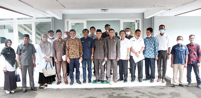 Revitalisasi Pasar Padang Luar, Komisi II Kunjungan Kerja ke PT KAI 1 FOTO BERSAMA— Anggota Komisi ll DPRD Agam foto bersama ketika melakukan kunjungan kerja ke PT KAI.