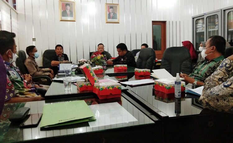 Komisi III DPRD Kota Padang Minta DLH dan Dinas PUPR Jalin Sinergitas dengan DPRD 1 HEARING— Komisi III DPRD Kota Padang melakukan hearing dengan Dinas Lingkugan Hidup (DLH), Dinas PUPR dan OPD mitra kerja lainnya, Kamis (6/1).