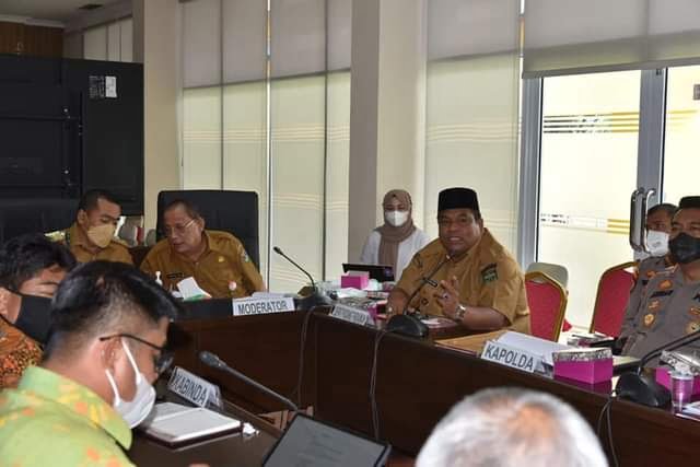 Bupati Padangpariaman Suhatri Bur menyatakan Pemkab Padangpariaman komitmen dalam percepat pembebasan lahan ganti rugi pembangunan jalan tol Padangpariaman menuju Pekanbaru.