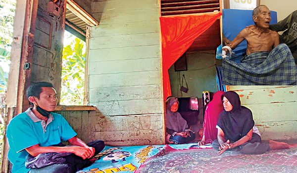 RUMAH DUKA— Suasana di rumah duka setelah Ali Umar (75) yang meninggal akibat sengatan lebah dikebumikan.