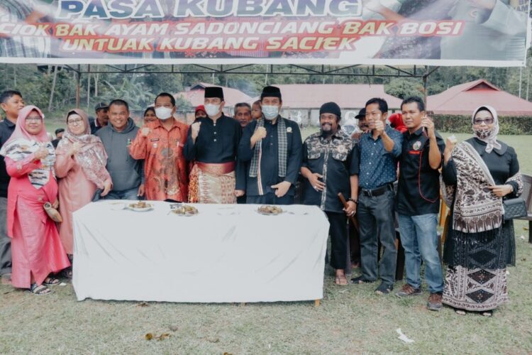 Kubang Saciek Dimeriahkan Lomba Malamang 1 FOTO BERSAMA— Anak Nagari Kubang, Kota Sawahlunto foto bersama Walikota Sawahlunto Deri Asta saat gelar pertemuan 'Kubang Saciek' (Kubang Bersatu) dengan lomba malamang.