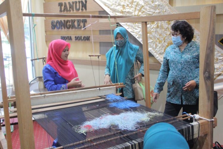 Rombongan PKK Pekanbaru Tinjau Outlet UMKM Kota Solok 1 KUNJUNGI UMKM— Rombongan TP PKK Pekanbaru mengunjungi pelaku UMKM kerajinan tenun dan outlet UMKM di Balaikota Solok.