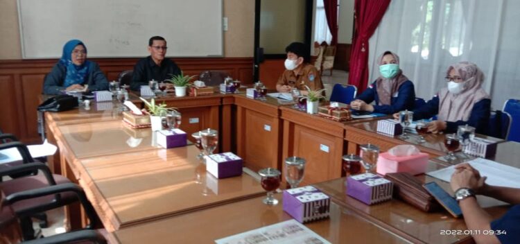 PIMPIN RAPAT—Ketua Komisi B DPRD Kota Payakumbuh, H Maharnis Zul saat memimpin rapat kerja dengan PAM Tirta Sago.