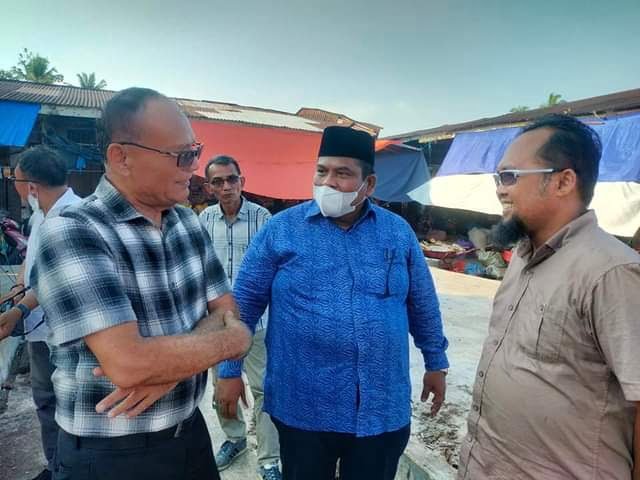 TINJAU PASAR— Bupati Padangpariaman Suhatri Bur, bersama wali nagari  saat  meninjau los Pasar Pauh Kambar, Kecamatan Nan Sabaris, Kabupaten Padangpariaman.