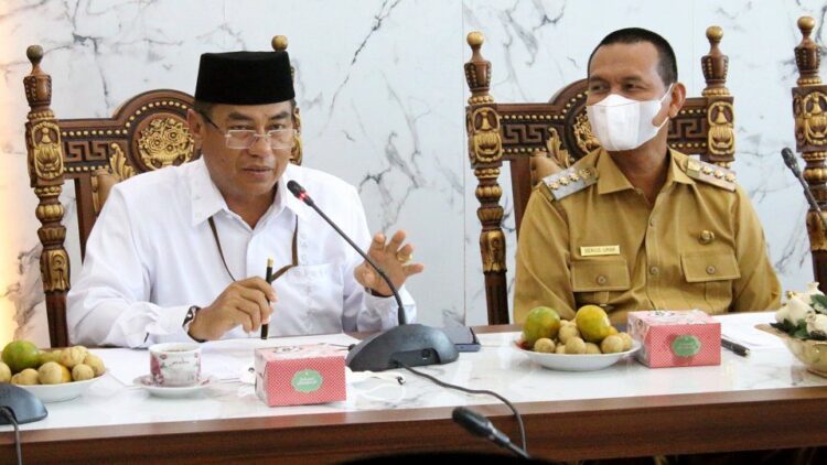 Lulusan PNP Siap Masuk Dunia Kerja 1 Direktur Politeknik Negeri Padang (PNP), Surfa Yondri menyatakan PNP lahirkan lulusan siap kerja, dimana keberadaan PNP merupakan salah satu dari 17 politeknik pertama di Indonesia, yang bertujuan menjawab tantangan perkembangan dunia industri dan dunia usaha.