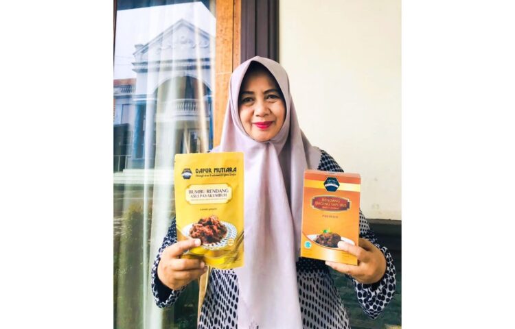 PERLIHATKAN PRODUK-Mitra Binaan Pertamina asal Kota Payakumbuh, Fibrianti Takarina sekaligus owner Dapur Mutiara memperlihatkan produk bumbu rendang yang sudah tembus ekspor ke Jerman.