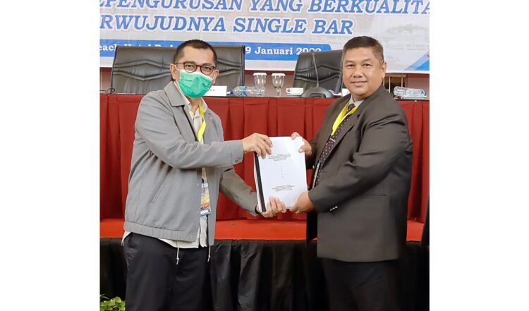 SERAH TERIMA— Serah terima jabatan dari Amiruddin kepada Ketua DPC Peradi Padang periode 2022-2027 Miko Kamal dalam Muscab Peradi Padang, Sabtu (29/1).