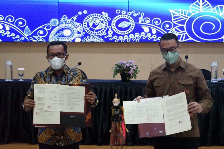 NOTA KESEPAKATAN— Bupati Eka Putra dan pihak STP Bandung perlihatkan nota kesepakatan.