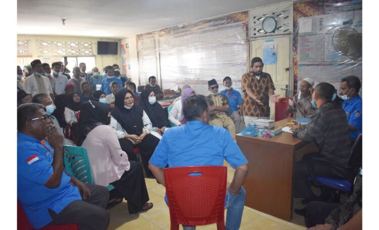 DATANGI KANTOR LURAH— Ratusan warga dan pemuda Gaung  berdebat dengan Plt Lurah Gates Nan XX  Lizwin.