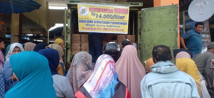 BEREBUT MIGOR— Masyarakat Batusangkar berebut membeli minyak goreng kemasan dengan harga murah saat Operasi Pasar.