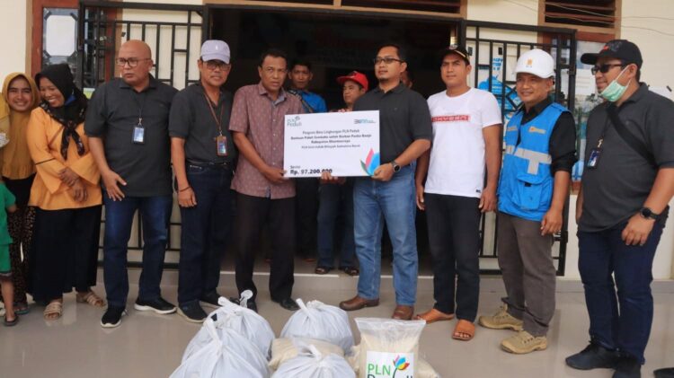 PLN Unit Induk Wilayah (UIW) Sumatera Barat berikan bantuan untuk masyarakat terdampak pasca banjir sebesar Rp97.200.000 berupa 432 paket Sembako di Nagari Abai Siat dan Nagari Bonjol Kabupaten Dharmasraya pada Rabu (05/01) lalu.