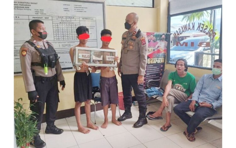 MENCURI— Dua pelaku Naldi Abdullah (23) dan Mumpung Ikwan (20) diamankan usai kedapatan mencuri kotak infak di Masjid Ukhuwah BIM.