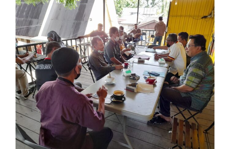 RAPAT PERSIAPAN— Panitia Kejuaraan Renang se-Sumatera menggelar rapat mematangkan persiapan kejuaraan yang akan dihelat di Kolam Renang Teratai, Kompleks GOR Agus Salim.