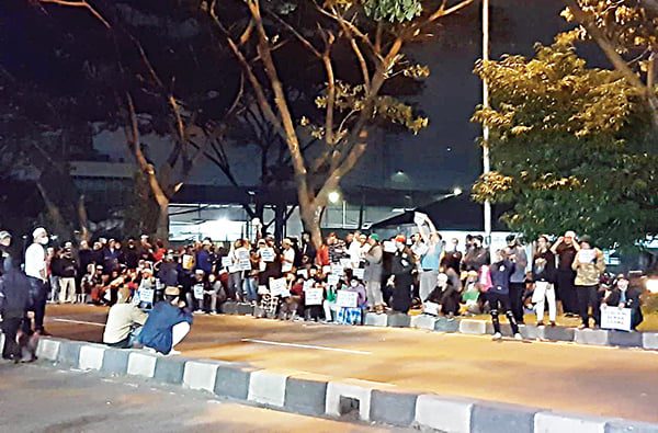 BERTAHAN—Para pendukung Habib Bahar masih bertahan di depan Markas Polda Jabar hingga Senin (3/1) malam.