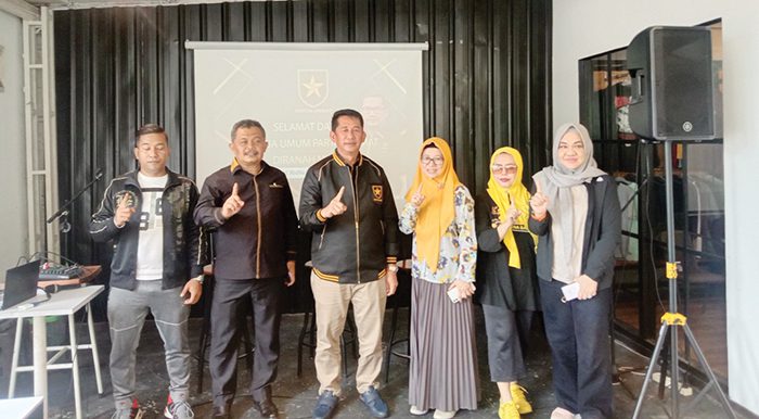 KETERANGAN PERS Sekjen Partai Ummat Ahmad Muhajir Sodruddin memberikan keterangan pers terkait kesiapan Partai Ummat bertarung pada kontestasi Pileg 2024 kepada  wartawan di salah satu cafe di bilangan GOR H Agus Salim.