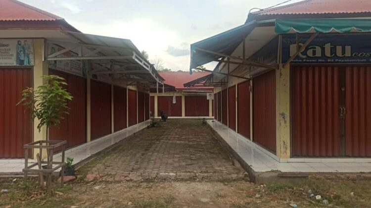 TUTUP—Toko-toko di pasar Padang Kaduduak tertutup tak berpenghuni dan aktivitas pasar nyaris tak terlihat.