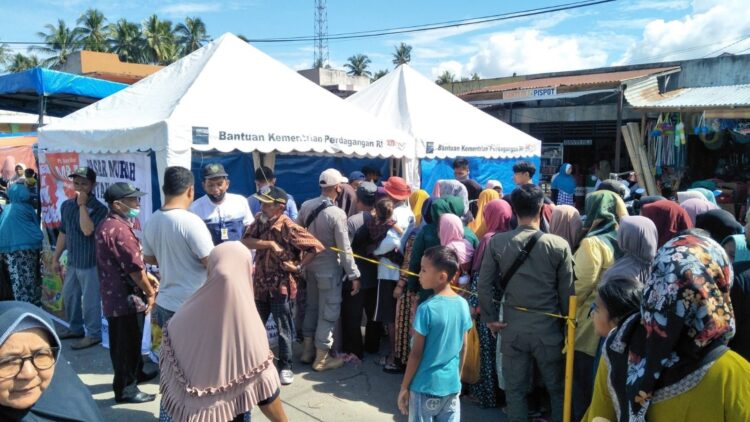 ANTREAN MIGOT— Pasar murah minyak goreng yang dilaksanakan Dinas Perdagangan dan tenaga kerja Pemkab Pasaman diserbu warga.