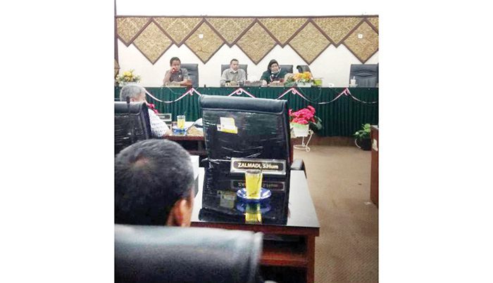 TEMUI ANGGOTA DEWAN— Komunitas Pedagang Pasar Raya Padang (KPP) mengadu ke DPRD Kota Padang untuk pemutihan biaya retribusi yang tidak terbayarkan kembali, Senin (24/1).