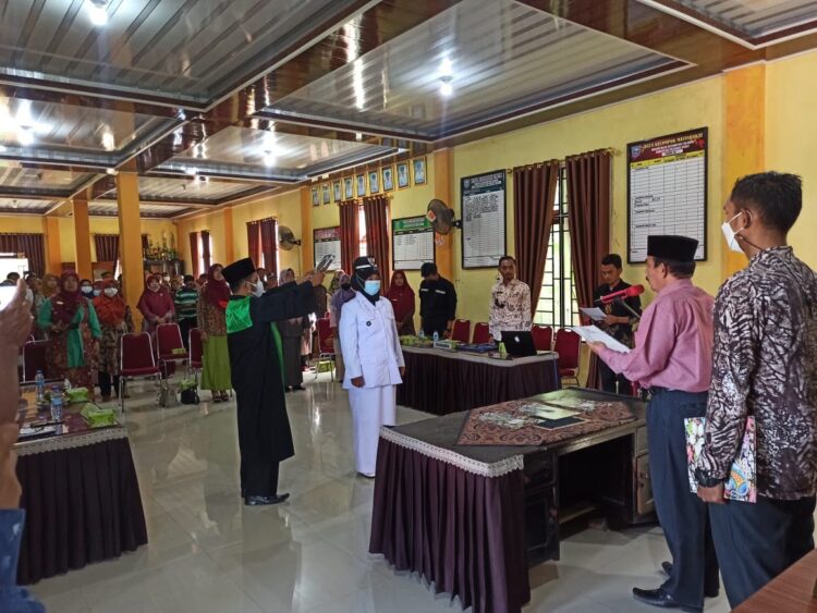 DILANTIK— Camat Talamau Kabupaten Pasaman Barat  Adrizal saat melantik Pj Wali Nagari Kajai Pasbar,  Rahmadhani, Kamis (27/1).