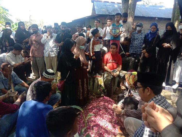 PEMAKAMAN--Suasana Almarhum mantan Ketua KONI Sumbar Syaiful SHMHum di kebumikan di Pandam Pekuburan keluarganya di Purus V Padang Barat Kota Padang.