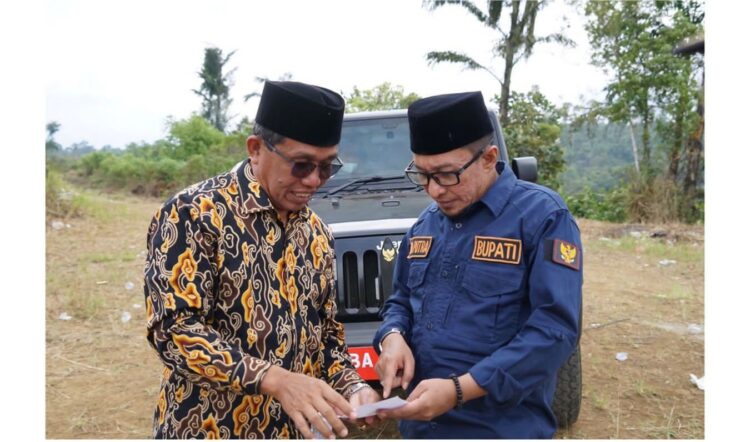 KOORDINASI—Bupati Tanhdatar  Eka Putra sedang berkoordinasi pembangunan Ponpes.