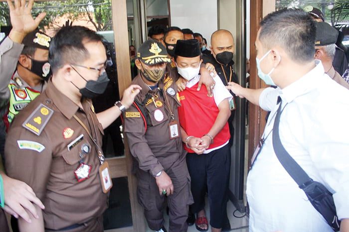 DITUNTUT—Terdakwa Herry Wirawan dijaga petugas Kejati Jabar usai mengikuti sidang agenda tuntutan di PN Bandung, Selasa, (11/1) lalu. Herry dituntut hukuman mati